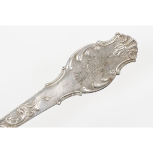 71105 BERNDORF STAREŃKI DWUZĘBNY WIDELEC ŚRODKA STOŁU Z MONOGRAMEM ŁADNIE ZDOBIONA (2).JPG