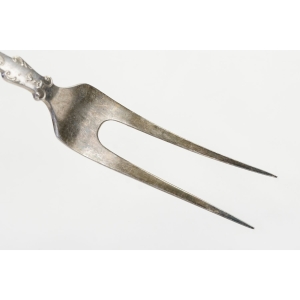 71105 BERNDORF STAREŃKI DWUZĘBNY WIDELEC ŚRODKA STOŁU Z MONOGRAMEM ŁADNIE ZDOBIONA (3).JPG