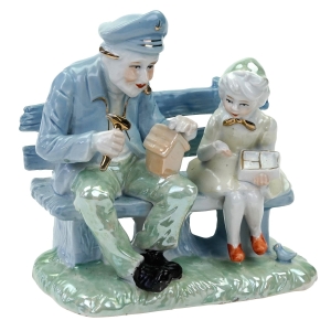 71185 PORCELANOWA GRUPA FIGURALNA DZIADEK Z WNUCZKĄ NA ŁAWECZCE (1).jpg