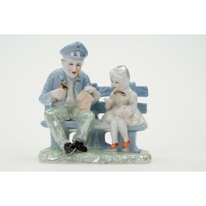 71185 PORCELANOWA GRUPA FIGURALNA DZIADEK Z WNUCZKĄ NA ŁAWECZCE (2).JPG