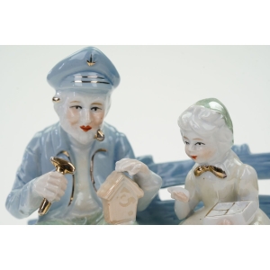 71185 PORCELANOWA GRUPA FIGURALNA DZIADEK Z WNUCZKĄ NA ŁAWECZCE (3).JPG