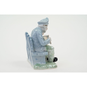 71185 PORCELANOWA GRUPA FIGURALNA DZIADEK Z WNUCZKĄ NA ŁAWECZCE (4).JPG