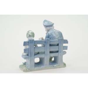 71185 PORCELANOWA GRUPA FIGURALNA DZIADEK Z WNUCZKĄ NA ŁAWECZCE (5).JPG