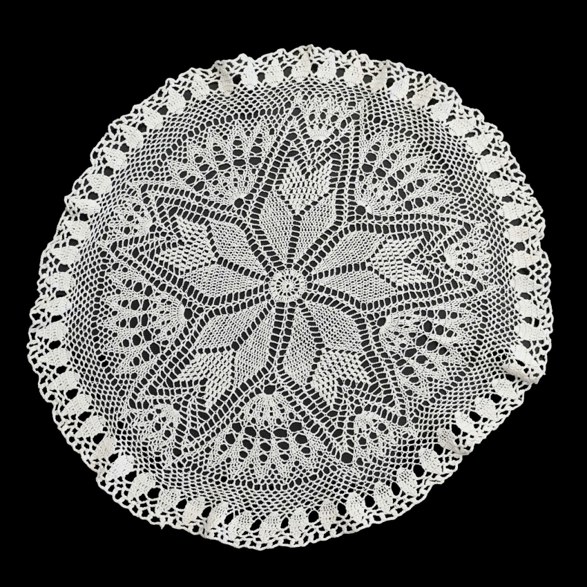 71239 SZYDEŁKO OKRĄGŁY BIAŁY OBRUSIK Z GWIAZDĄ ŚR. 77 CM (1).jpg