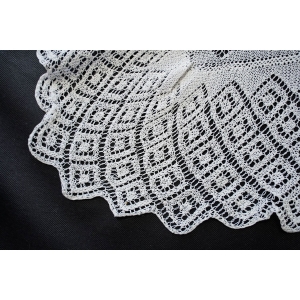 71249 DOŚĆ DELIKATNY OBRUS ROBIONY NA DRUTACH 92 X 81 CM (5).JPG