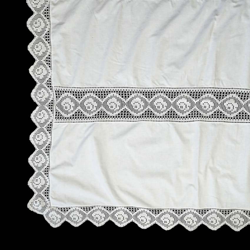 71255 BIAŁE PŁÓTNO I SZYDEŁKOWA KORONKA W RÓŻE OBRUS 155 X 125 CM (1).jpg