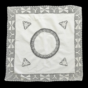 71257 BAWEŁNA I SZYDEŁKOWE WSTAWKI OBRUS 76 X 75 CM (1).jpg