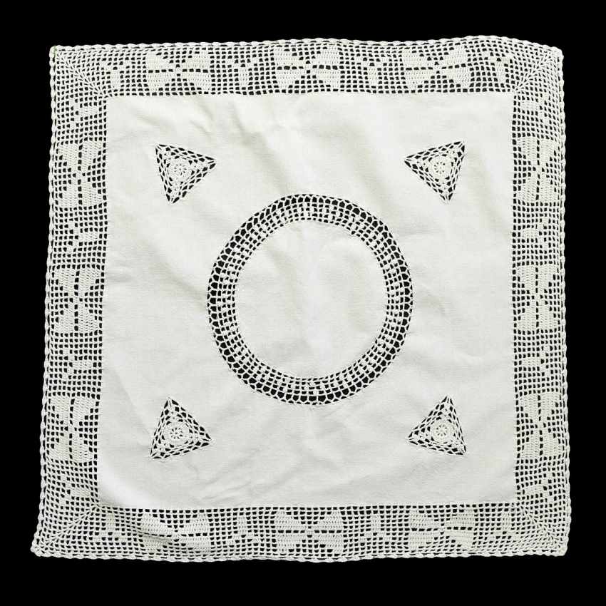 71257 BAWEŁNA I SZYDEŁKOWE WSTAWKI OBRUS 76 X 75 CM (1).jpg