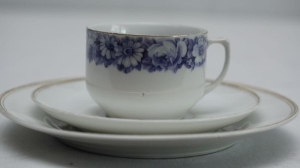 STARA ŚNIADANIÓWKA Z NIEBIESKIM KWIECIEM