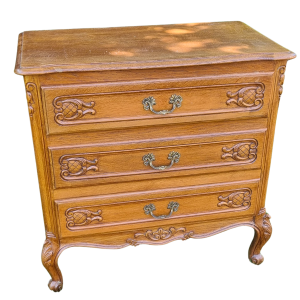 71368 STARA DĘBOWA KOMODA Z TRZEMA SZUFLADAMI.png