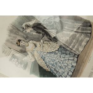 71739 LA MODA ELEGANTE ILLUSTREDA STARA RYCINA Z MODĄ ZA SZYBĄ W RAMIE (2).JPG