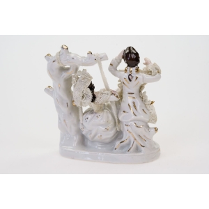 71869 JAPONIA CUDOWNA STARA GRUPA FIGURALNA DAMA NA HUŚTAWCE W KRYNOLINACH I KAWALER (3).JPG