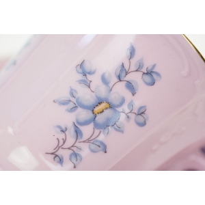 71924 STRUŽNA GRANIASTA FILIŻANKA ZE SPODKIEM Z RÓŻOWEJ PORCELANY BŁĘKITNE KWIATKI (3).JPG