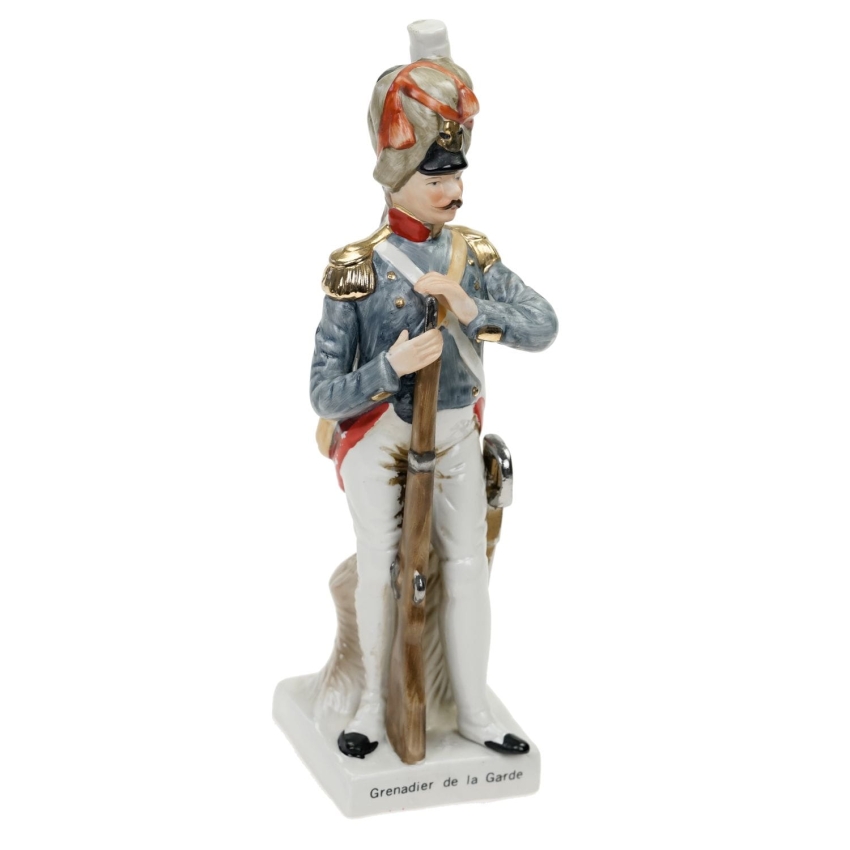 57438 CAPODIMONTE DUŻA FIGURA NAPOLEOŃSKIEGO ŻOŁNIERZA GRENADIER DE LA GRANDE (1).jpg