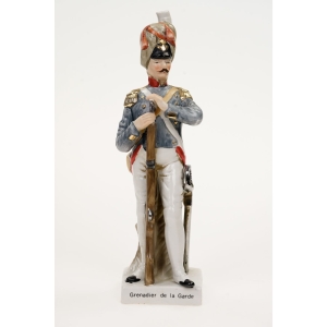 57438 CAPODIMONTE DUŻA FIGURA NAPOLEOŃSKIEGO ŻOŁNIERZA GRENADIER DE LA GRANDE (2).JPG