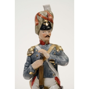 57438 CAPODIMONTE DUŻA FIGURA NAPOLEOŃSKIEGO ŻOŁNIERZA GRENADIER DE LA GRANDE (3).JPG