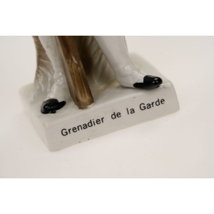 57438 CAPODIMONTE DUŻA FIGURA NAPOLEOŃSKIEGO ŻOŁNIERZA GRENADIER DE LA GRANDE (4).JPG