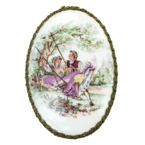 72210 FRAGONARD RĘCZNIE MALOWANA PORCELANOWA BROSZA Z ROMANTYCZNĄ SCENKĄ DUŻA (1).jpg