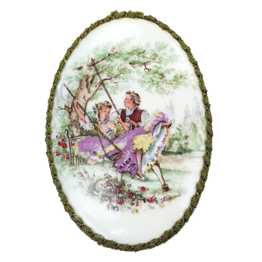 72210 FRAGONARD RĘCZNIE MALOWANA PORCELANOWA BROSZA Z ROMANTYCZNĄ SCENKĄ DUŻA (1).jpg