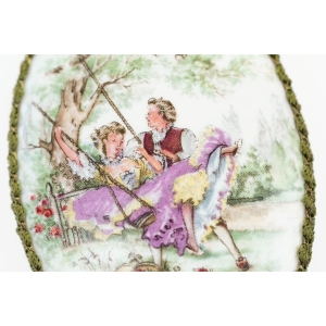 72210 FRAGONARD RĘCZNIE MALOWANA PORCELANOWA BROSZA Z ROMANTYCZNĄ SCENKĄ DUŻA (2).JPG