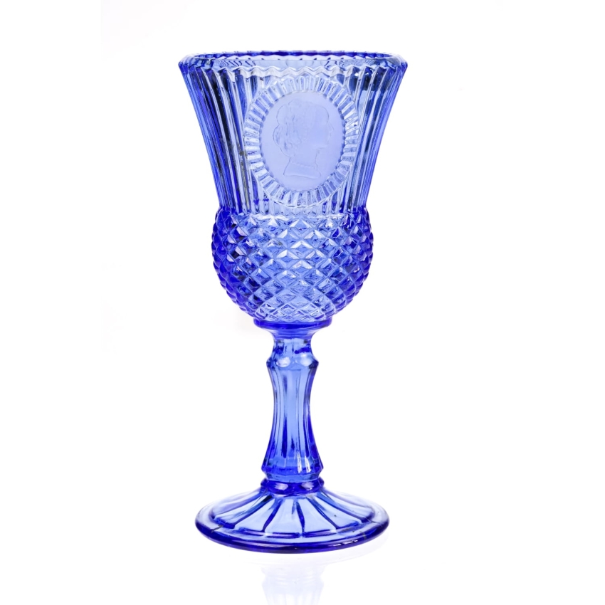 42805 AVON FOSTORIA KOBALTOWY KIELICH Z MEDALIONEM I PODOBIZNĄ DAMY PUCHAR SYGNOWANY (1).jpg