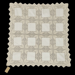 72677 SZYDEŁKO I LNIANE WSTAWKI OBRUS W GWIAZDY W BIELI 84 X 80 CM (1).jpg