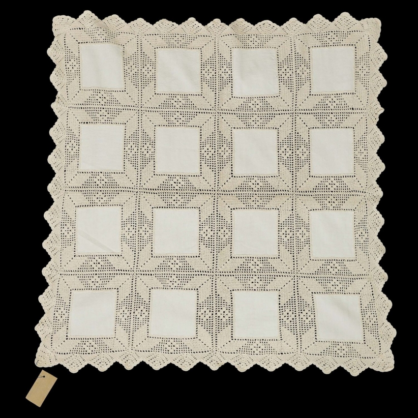 72677 SZYDEŁKO I LNIANE WSTAWKI OBRUS W GWIAZDY W BIELI 84 X 80 CM (1).jpg