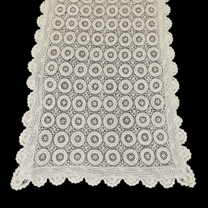 72689 KREMOWO-BEŻOWY OBRUS W ROZETY ROBIONY NA DRUTACH 145 X 105 CM (1).jpg