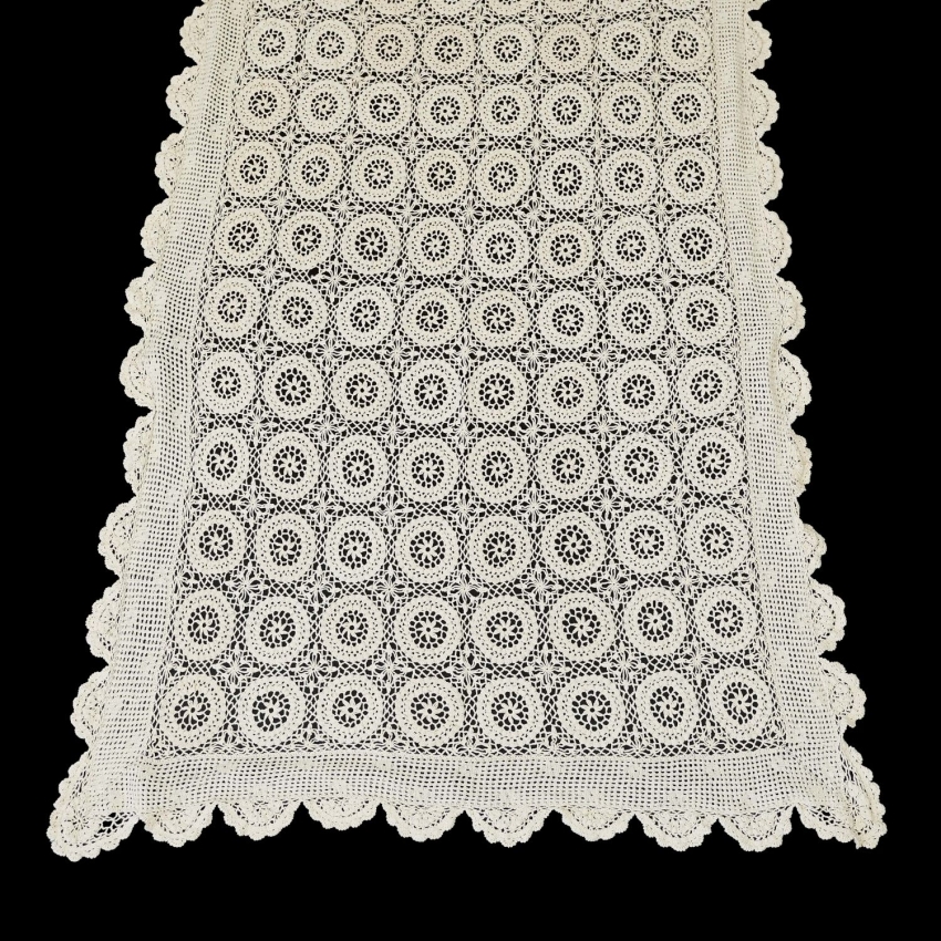 72689 KREMOWO-BEŻOWY OBRUS W ROZETY ROBIONY NA DRUTACH 145 X 105 CM (1).jpg
