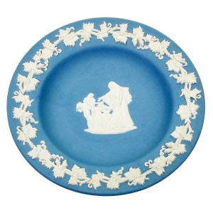 72886 WEDGWOOD PORCELANOWY TALERZYK SPODEK ZE SCENKĄ (1).jpg