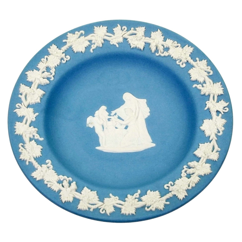 72886 WEDGWOOD PORCELANOWY TALERZYK SPODEK ZE SCENKĄ (1).jpg