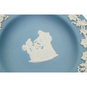 72886 WEDGWOOD PORCELANOWY TALERZYK SPODEK ZE SCENKĄ (2).JPG