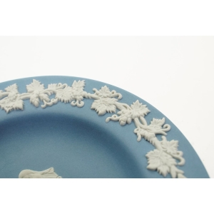 72886 WEDGWOOD PORCELANOWY TALERZYK SPODEK ZE SCENKĄ (3).JPG