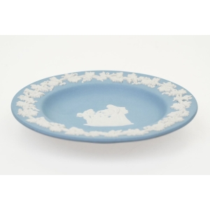 72886 WEDGWOOD PORCELANOWY TALERZYK SPODEK ZE SCENKĄ (4).JPG