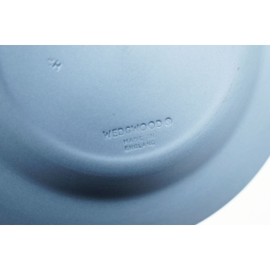 72886 WEDGWOOD PORCELANOWY TALERZYK SPODEK ZE SCENKĄ (6).JPG