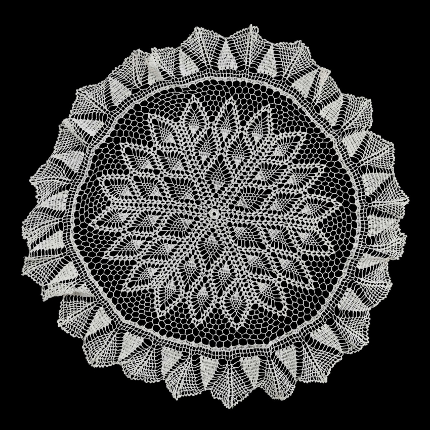 72934 SZYDEŁKO PAWIE OCZKA OBRUS NA KAWOWY STOLIK Śr. 81 CM (1).jpg