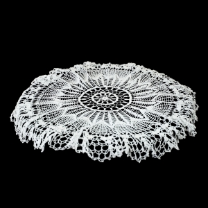 72938 SZYDEŁKO OBRUS NA KAWOWY STOLIK Z ROZETĄ Śr. 85 CM (1).jpg