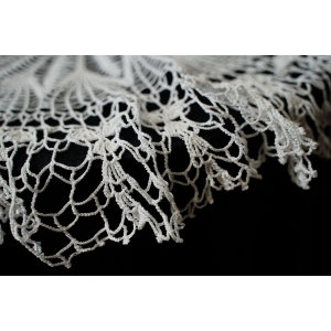 72938 SZYDEŁKO OBRUS NA KAWOWY STOLIK Z ROZETĄ Śr. 85 CM (2).JPG