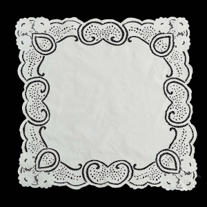 72940 BIAŁE PŁÓTNO I AŻUROWY HAFT TYPU RICHELIEU 83 X 79 CM (1).jpg