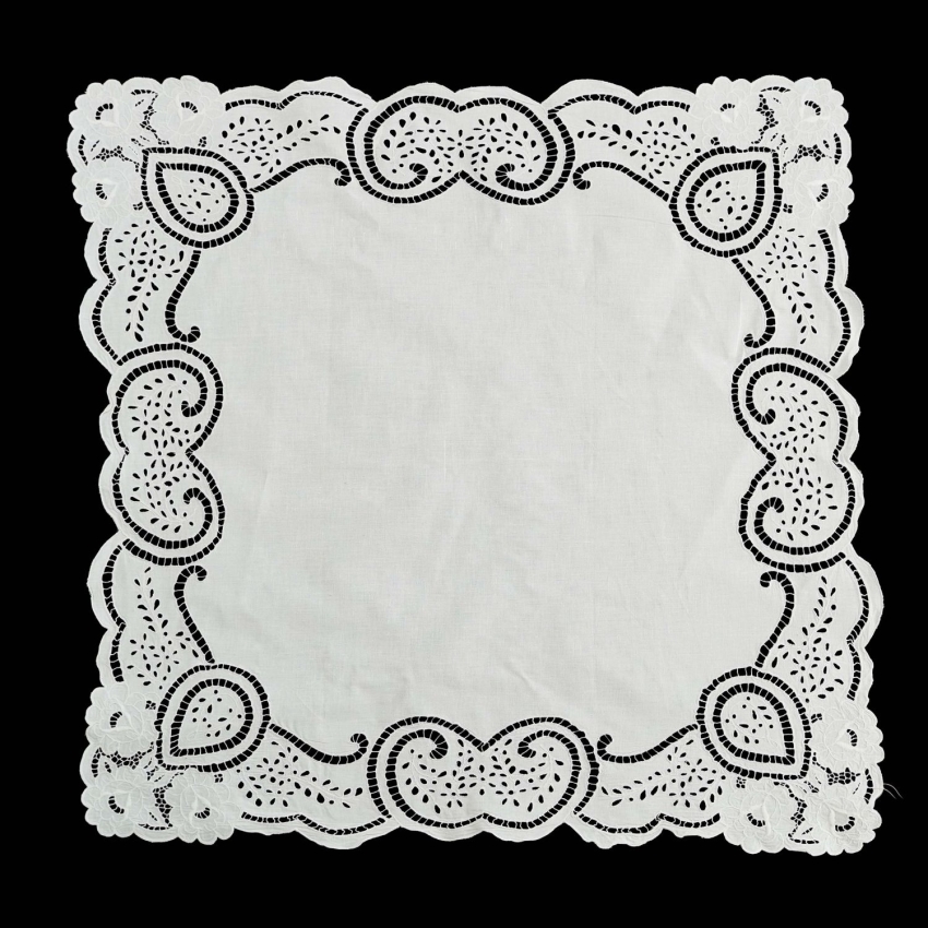 72940 BIAŁE PŁÓTNO I AŻUROWY HAFT TYPU RICHELIEU 83 X 79 CM (1).jpg