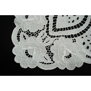 72940 BIAŁE PŁÓTNO I AŻUROWY HAFT TYPU RICHELIEU 83 X 79 CM (4).JPG