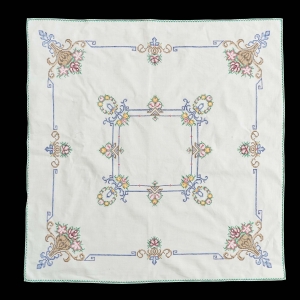 72949 ARCYDZIEŁO BARWNY HAFT KRZYŻYKOWY OBRUS 82 X 80 CM (1).jpg