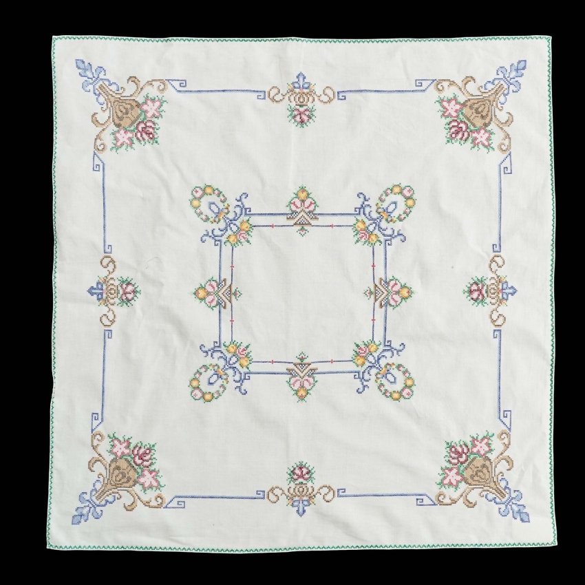 72949 ARCYDZIEŁO BARWNY HAFT KRZYŻYKOWY OBRUS 82 X 80 CM (1).jpg