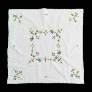 72950 ARCYDZIEŁO BARWNY HAFT KRZYŻYKOWY OBRUS 81 X 81 CM (1).jpg