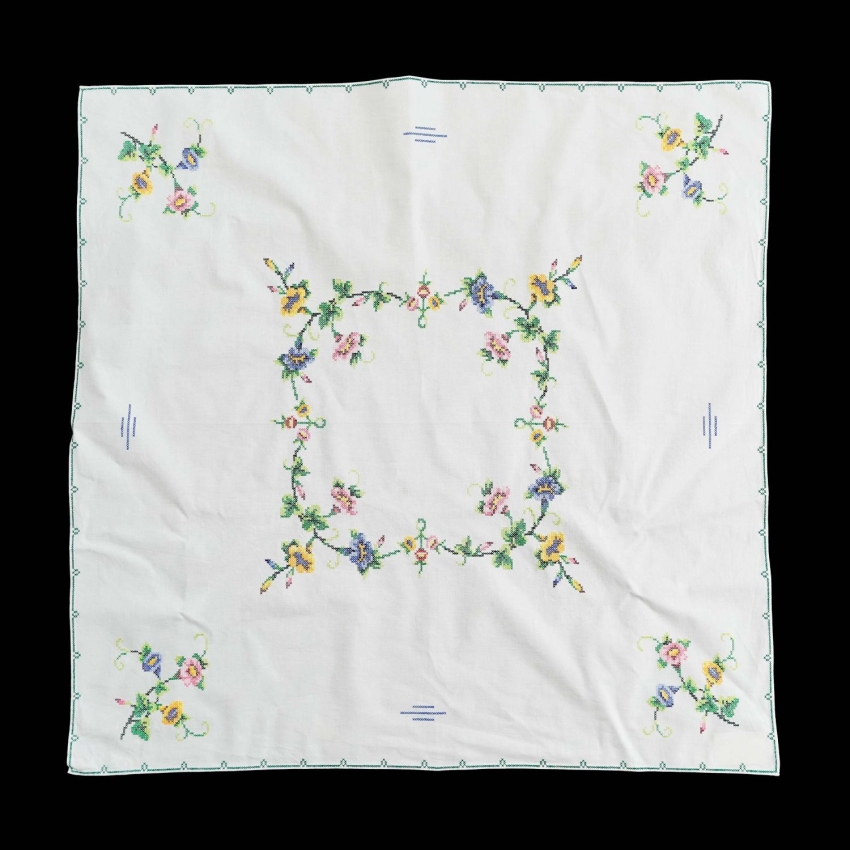 72950 ARCYDZIEŁO BARWNY HAFT KRZYŻYKOWY OBRUS 81 X 81 CM (1).jpg
