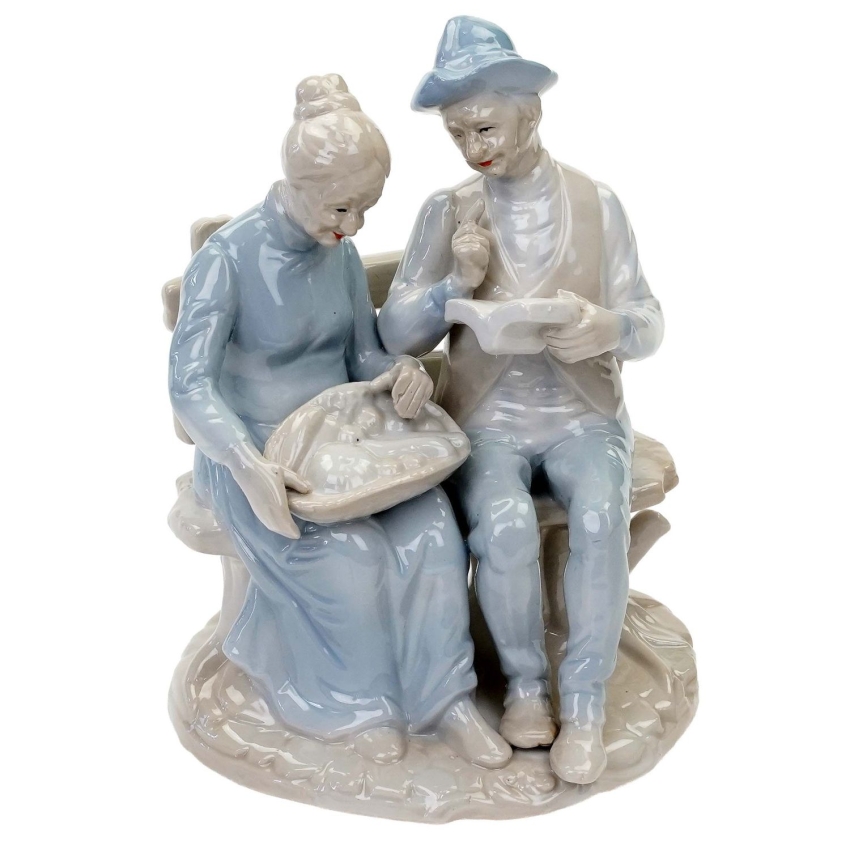 73157 SPORA PORCELANOWA FIGURKA BABCIA Z DZIADKIEM NA ŁAWCE (1).jpg