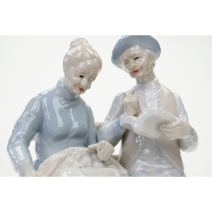 73157 SPORA PORCELANOWA FIGURKA BABCIA Z DZIADKIEM NA ŁAWCE (2).JPG