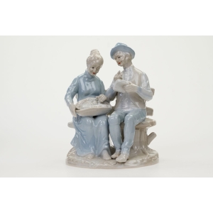 73157 SPORA PORCELANOWA FIGURKA BABCIA Z DZIADKIEM NA ŁAWCE (3).JPG
