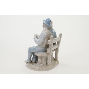 73157 SPORA PORCELANOWA FIGURKA BABCIA Z DZIADKIEM NA ŁAWCE (4).JPG
