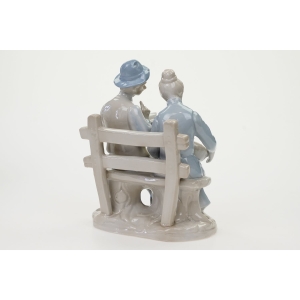 73157 SPORA PORCELANOWA FIGURKA BABCIA Z DZIADKIEM NA ŁAWCE (5).JPG